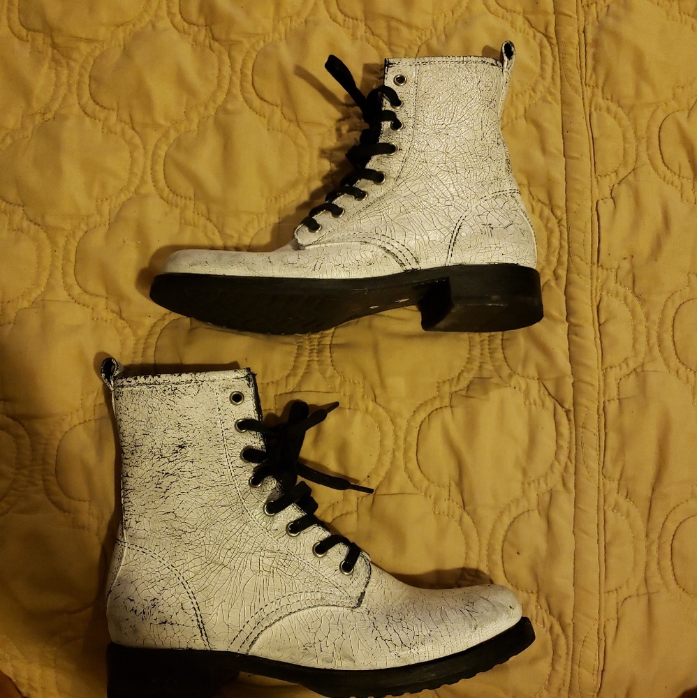 Fyre veronica crackle white combat boots 8